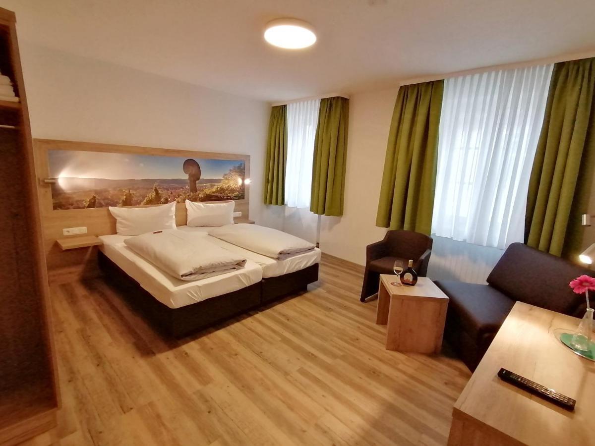 Gasthof Hotel Weinbau "Zum Goldenen Ochsen" Sommerhausen Eksteriør billede