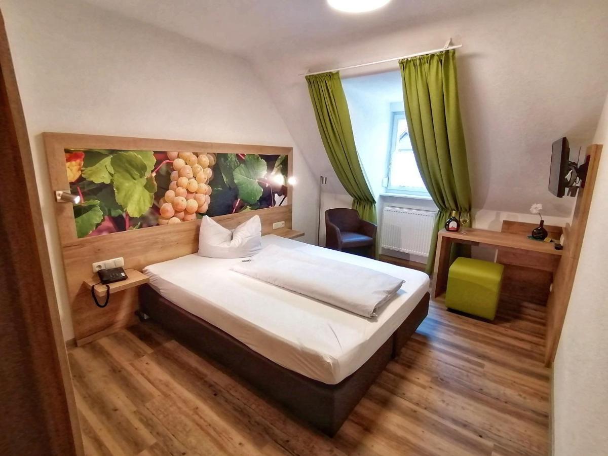 Gasthof Hotel Weinbau "Zum Goldenen Ochsen" Sommerhausen Eksteriør billede