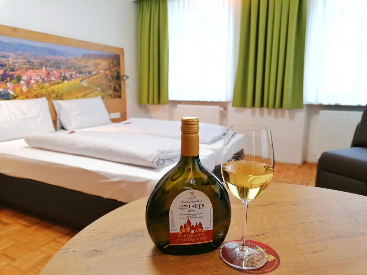 Gasthof Hotel Weinbau "Zum Goldenen Ochsen" Sommerhausen Eksteriør billede