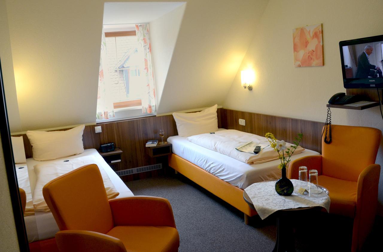 Gasthof Hotel Weinbau "Zum Goldenen Ochsen" Sommerhausen Eksteriør billede