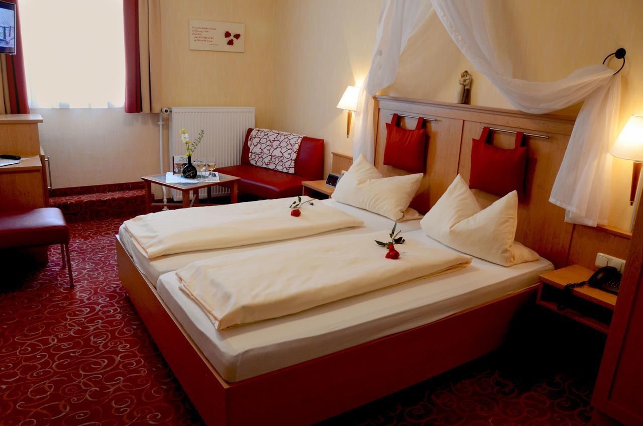 Gasthof Hotel Weinbau "Zum Goldenen Ochsen" Sommerhausen Eksteriør billede