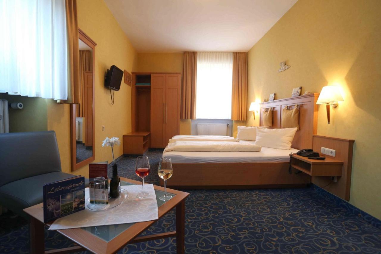 Gasthof Hotel Weinbau "Zum Goldenen Ochsen" Sommerhausen Eksteriør billede