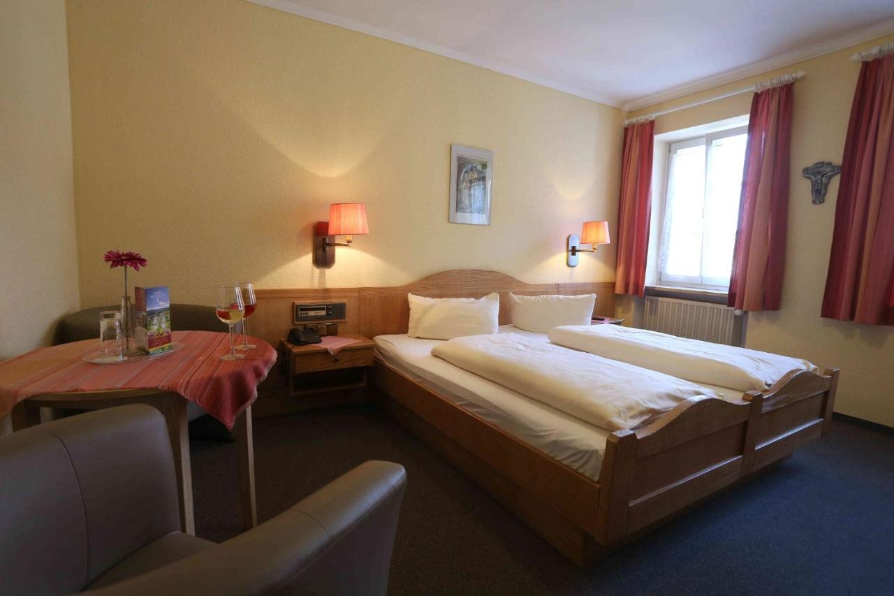 Gasthof Hotel Weinbau "Zum Goldenen Ochsen" Sommerhausen Eksteriør billede