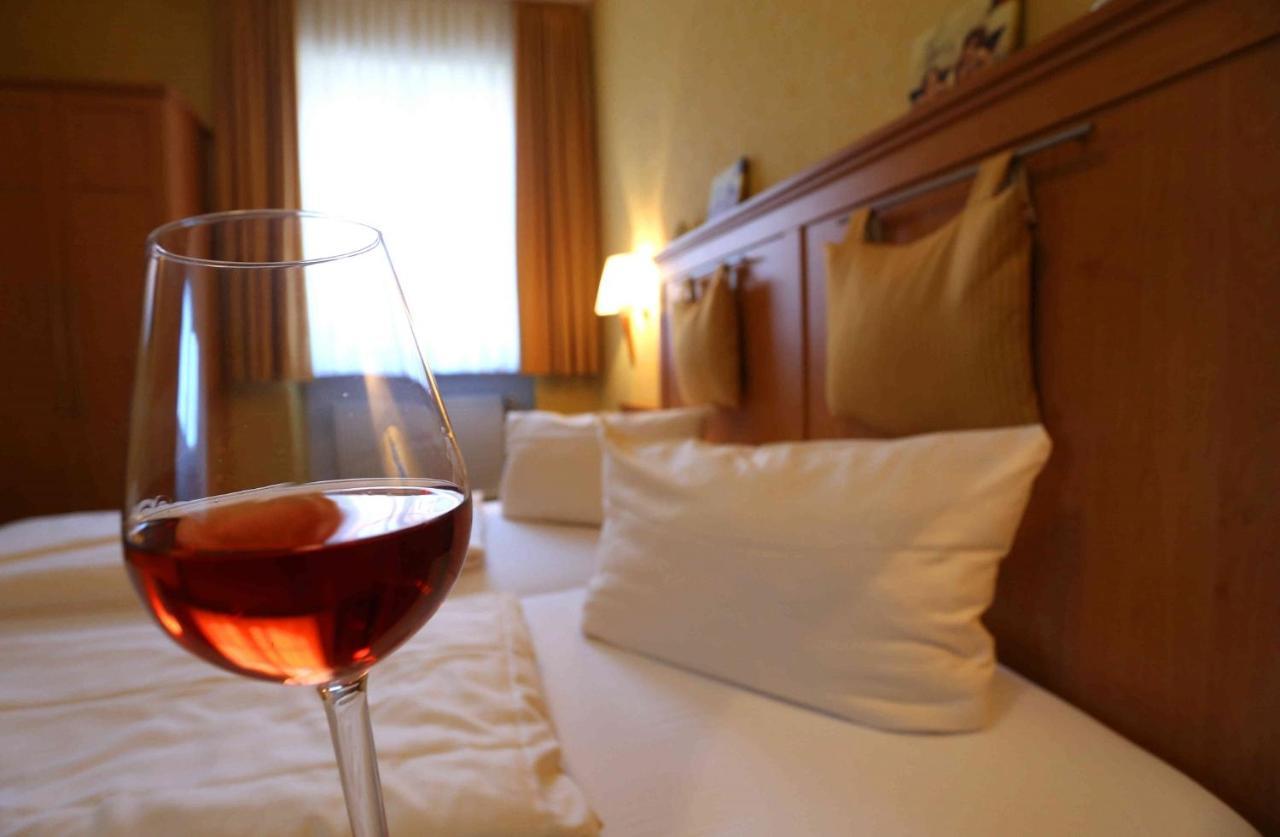Gasthof Hotel Weinbau "Zum Goldenen Ochsen" Sommerhausen Eksteriør billede